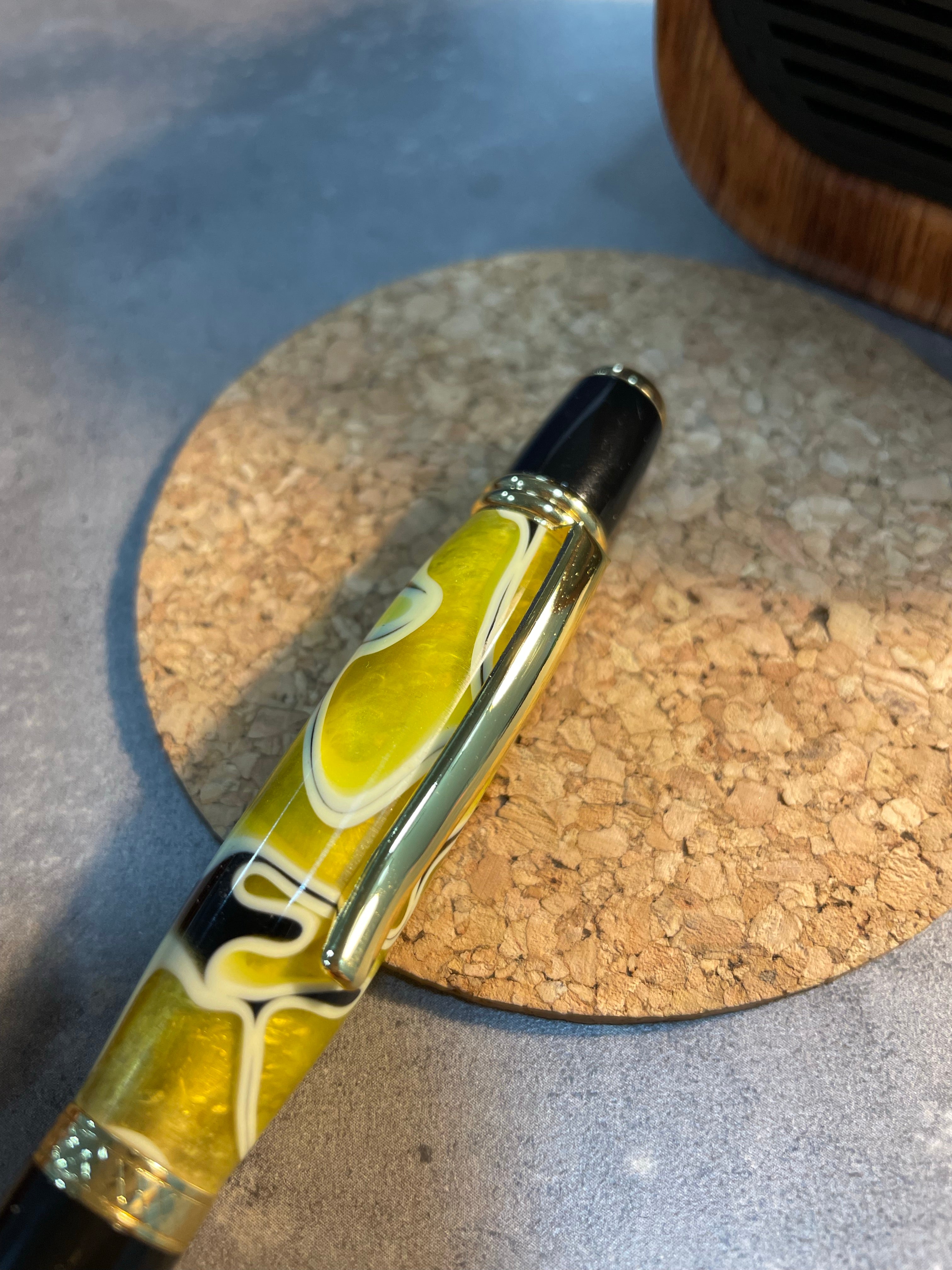 Χειροποίητο Στυλό από Υγρό Γυαλί Desert Yellow Κίτρινο με Χρυσές Λεπτομέρειες - EndlessWood - iThinksmart.gr