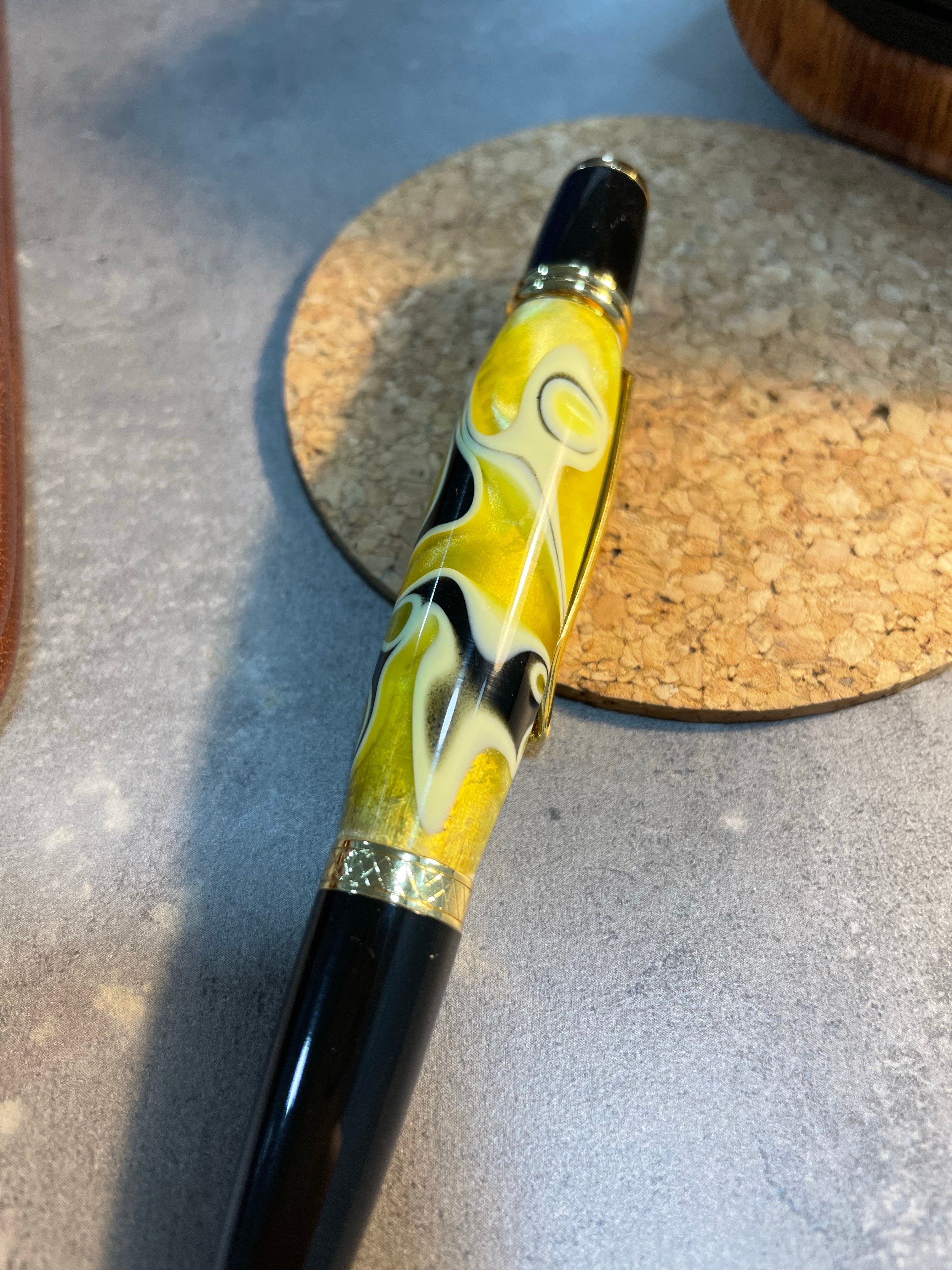 Χειροποίητο Στυλό από Υγρό Γυαλί Desert Yellow Κίτρινο με Χρυσές Λεπτομέρειες - EndlessWood - iThinksmart.gr