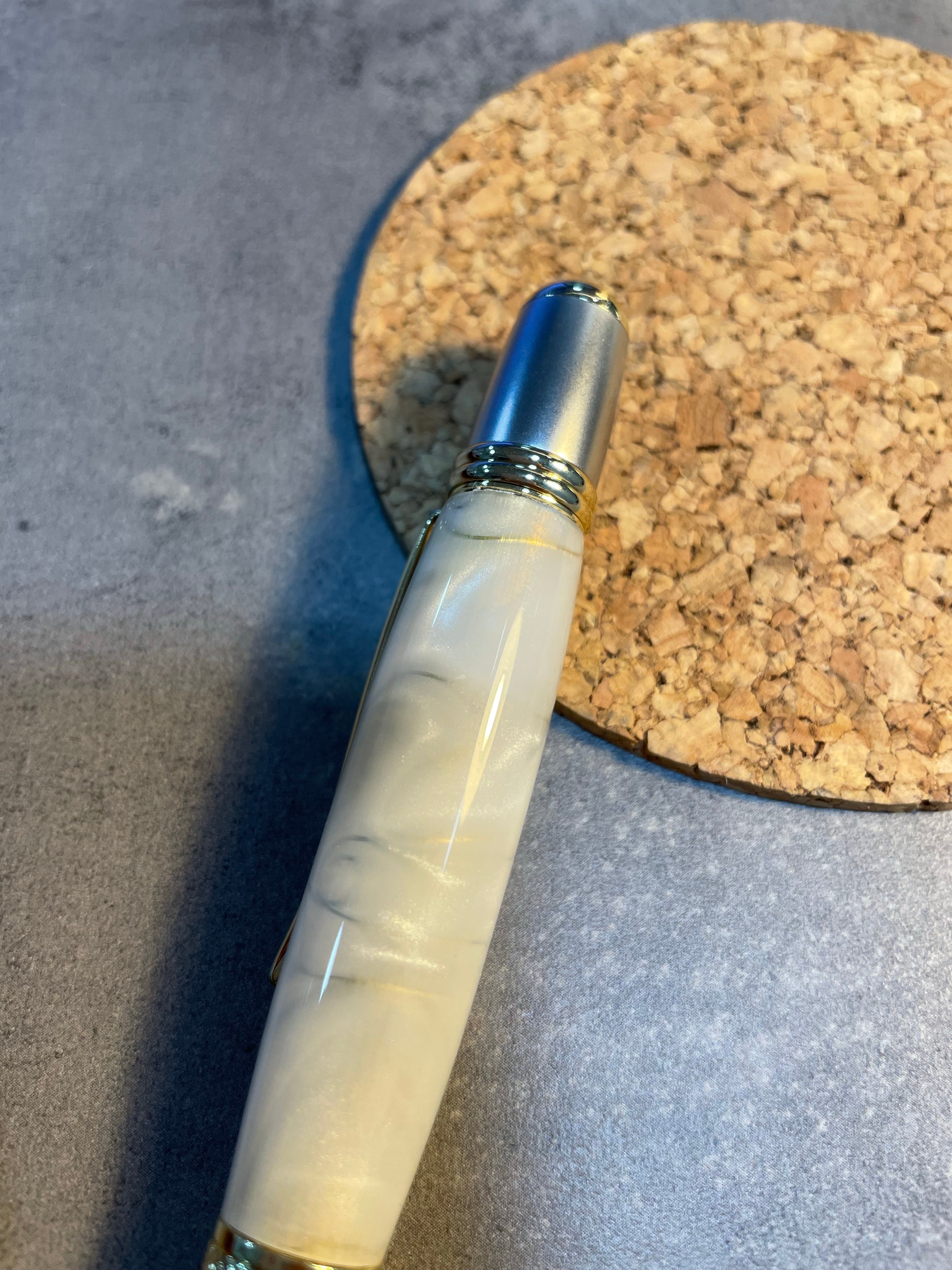 Χειροποίητο Στυλό από Υγρό Γυαλί White Resin Λευκό με Χρυσές Λεπτομέρειες - EndlessWood - iThinksmart.gr