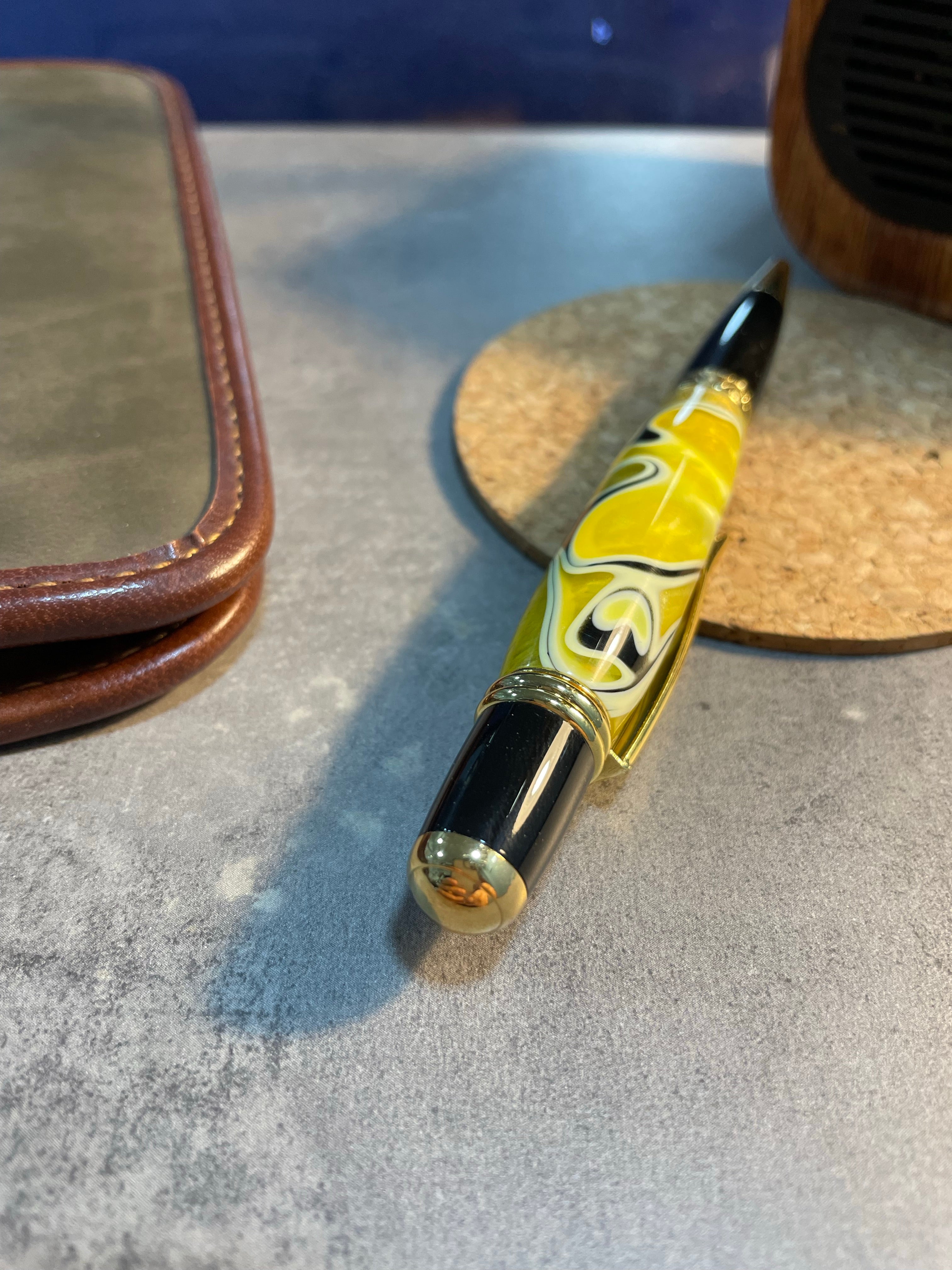 Χειροποίητο Στυλό από Υγρό Γυαλί Desert Yellow Κίτρινο με Χρυσές Λεπτομέρειες - EndlessWood - iThinksmart.gr