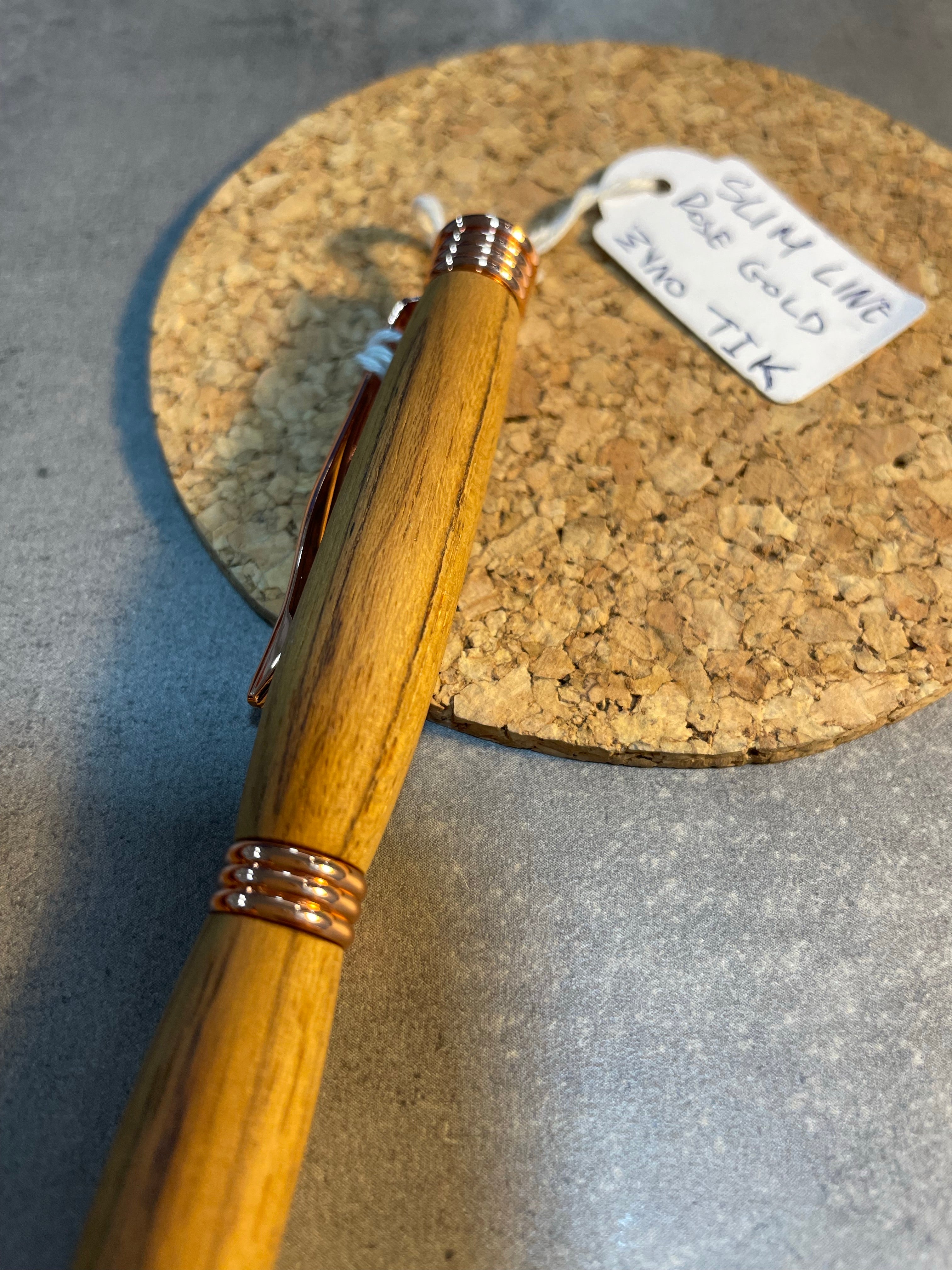 Χειροποίητο Ξύλινο Στυλό από ΤΙΚ και Ροζ Χρυσές Λεπτομέριες - EndlessWood - iThinksmart.gr