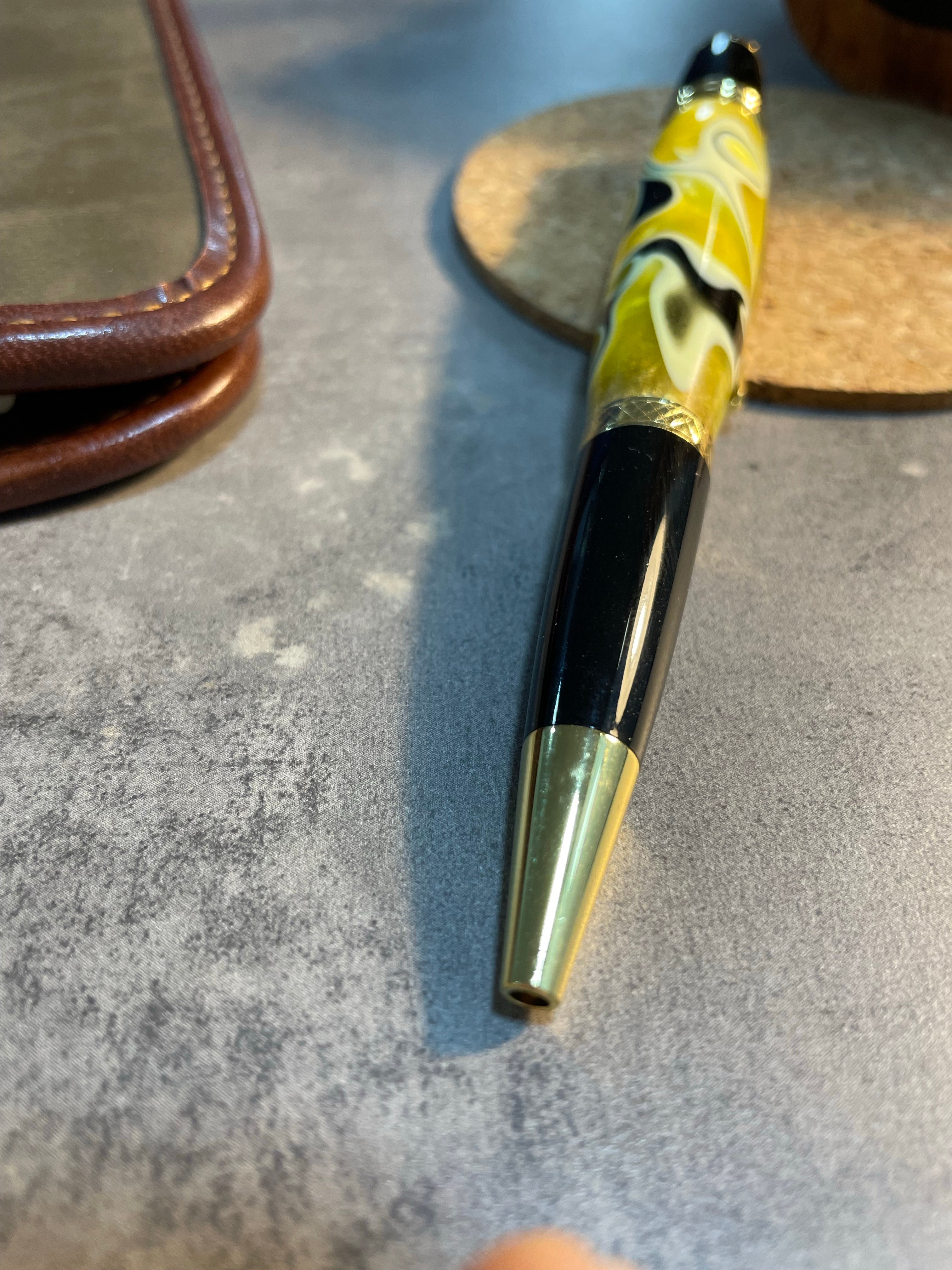 Χειροποίητο Στυλό από Υγρό Γυαλί Desert Yellow Κίτρινο με Χρυσές Λεπτομέρειες - EndlessWood - iThinksmart.gr