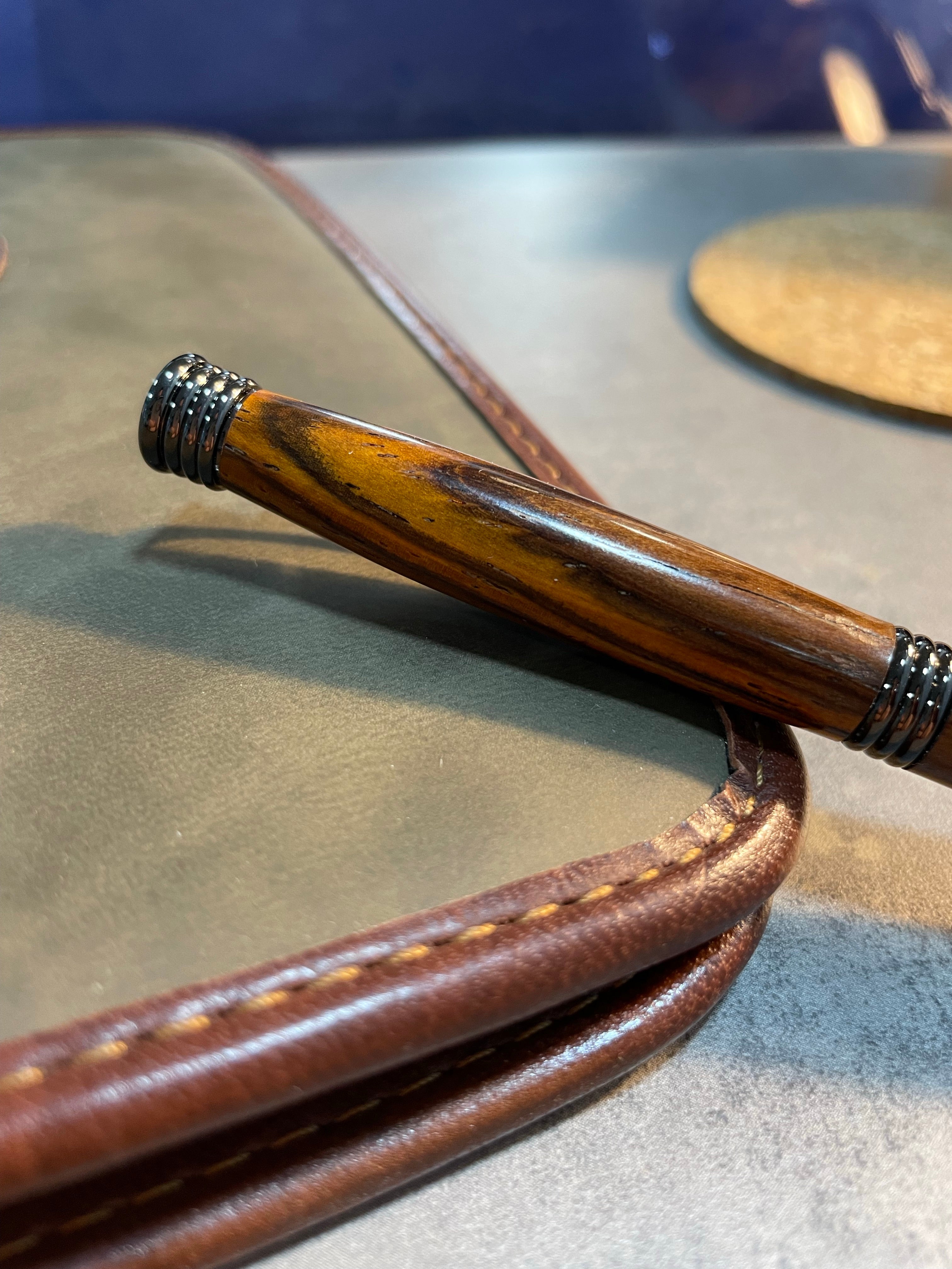 Χειροποίητο Ξύλινο Στυλό από Σπάνιο Ξύλο Cocobolo και Ανθρακί Λεπτομέριες - EndlessWood