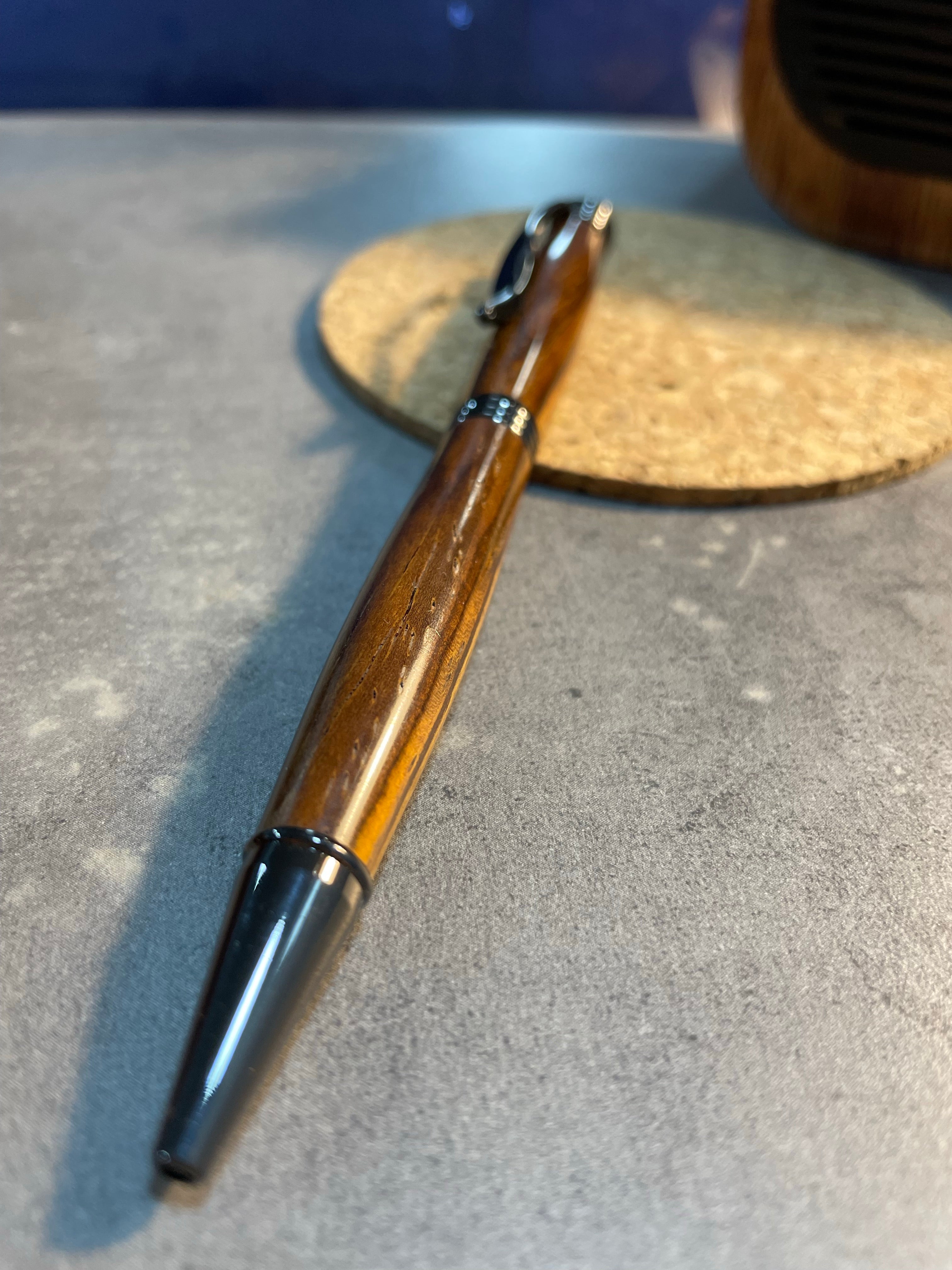 Χειροποίητο Ξύλινο Στυλό από Σπάνιο Ξύλο Cocobolo και Ανθρακί Λεπτομέριες - EndlessWood