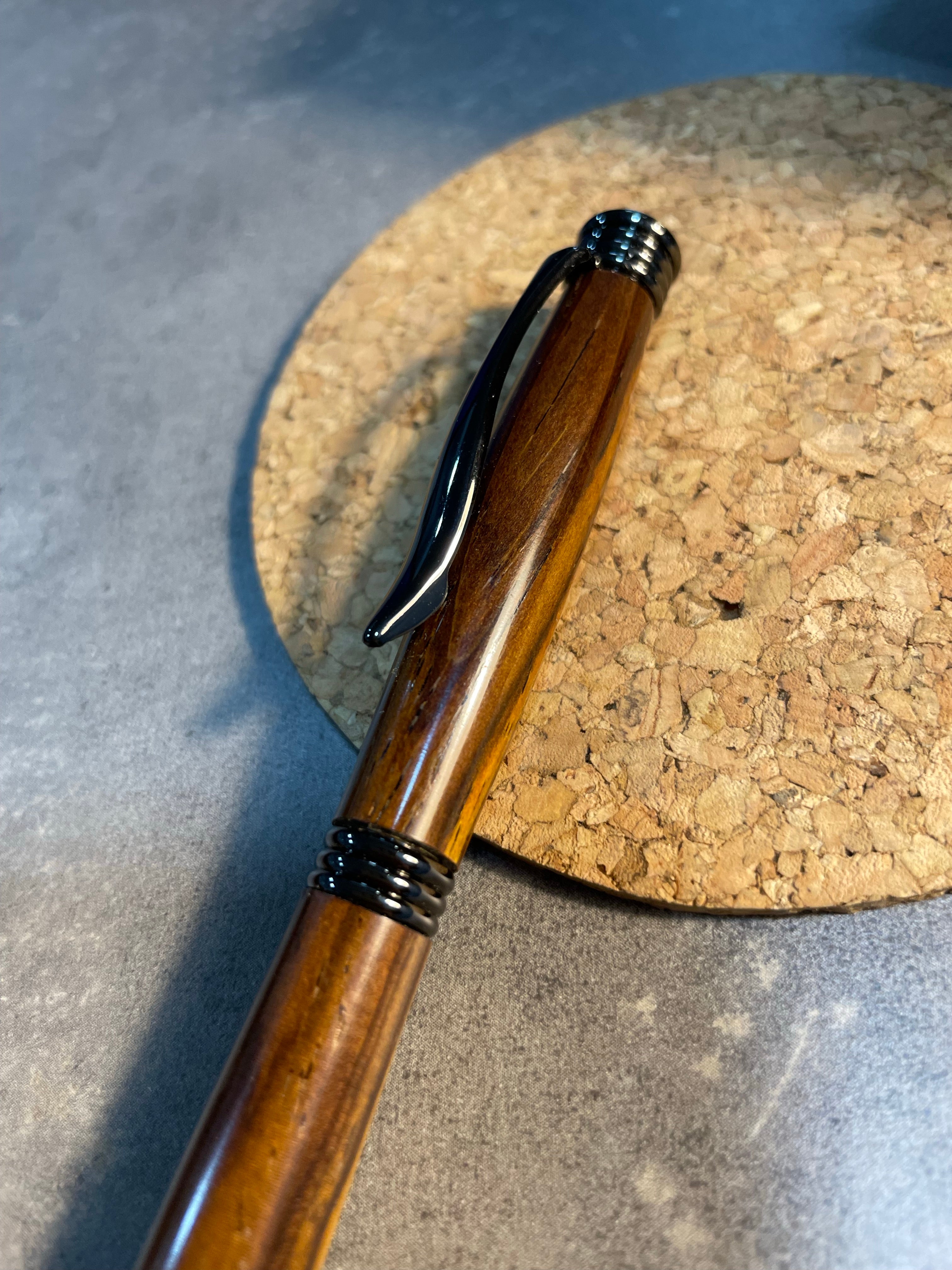 Χειροποίητο Ξύλινο Στυλό από Σπάνιο Ξύλο Cocobolo και Ανθρακί Λεπτομέριες - EndlessWood